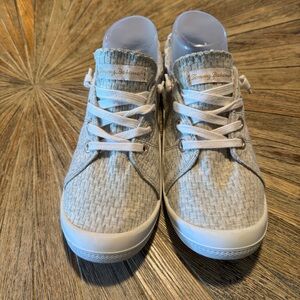 Tommy Bahama gray size 8 slip on no tie sneakers Womens soft flexible shoes